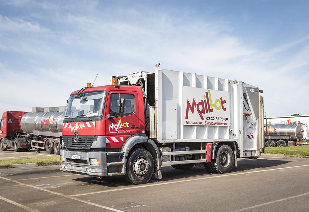 Camion Maillot SAS en train de collecter des déchets solides